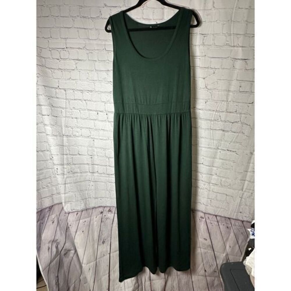Elegant Forest Green Maxi Dress with Sleeveless Design for Evening Occasions‎